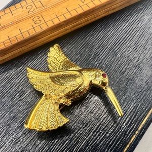 Vintage gold tone hummingbird brooch pin rhinestone eye